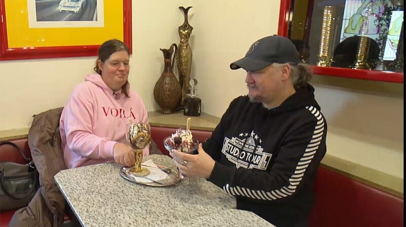 Dieter (48) überrascht seine Ex-Freundin Sandy (45), weil sie ihn sehr unterstützt hat; Dieter (48) überrascht seine Ex-Freundin Sandy (45), weil sie ihn sehr unterstützt hat – Bild: RTLZWEI