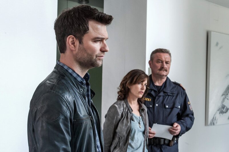 „Soko Kitzbühel“, „Vermächtnis.“ Die Innsbrucker Gerichtsmedizinerin Dr. Simone Katzian, die dubiose Machenschaften und Manipulationen von Kollegen entdeckt hat, wird getötet. Da sie zuvor ihre Freundin Dr. Haller über ihr Wissen informiert hat, gerät auch diese ins Visier des Mörders und kommt bei einem Autounfall beinahe ums Leben. Die Ermittlungen der SOKO konzentrieren sich vor allem auf einen in der Stadt gerade stattfindenden Kardiologen-Kongress und dessen Aushängeschild Dr. Moritz Thonhauser, der eine komplizierte Beziehung zu seiner Mutter, einer Koryphäe auf seinem Fachgebiet, hat. Kroisleitner kümmert sich sehr um Dr. Haller und findet dabei heraus, dass sie ihm Einiges verschwiegen hat.Im Bild (v.li.): Veronika Polly (Dr. Stefanie Löcker), Julia Cencig (Nina Pokorny), Ferry Öllinger (Kroisleitner), Jakob Seeböck (Lukas Roither). – Bild: ORF 1