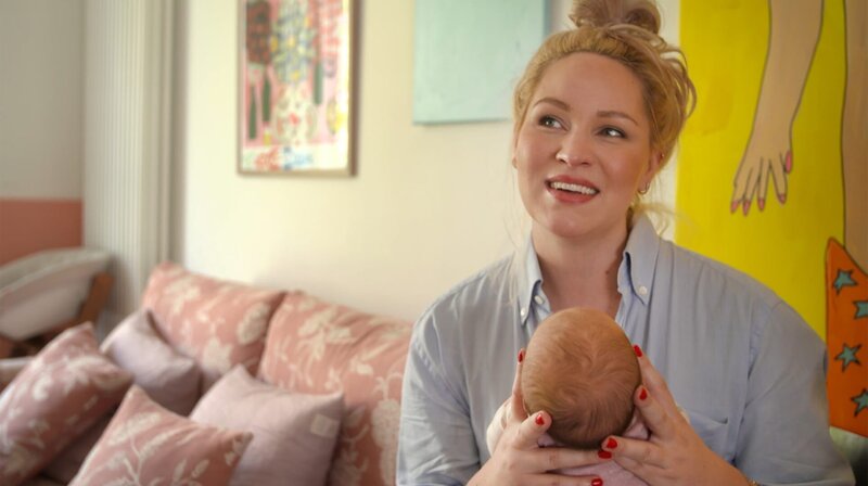 Evelyn Weigert ist überglücklich, ihre neu geborene Tochter in den Armen zu halten. – Bild: NDR/​Leitwolf Filmproduktion GmbH/​Markus Lompa