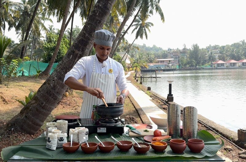 Koch Pradip Thakur bereitet Khichdi auf einem Bananenblatt zu. – Bild: Elephant Adventures