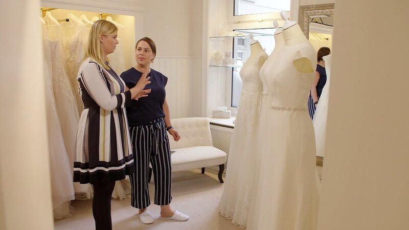 Kandidatin Jana (l.) lässt sich von ihrer Freundin Nadine (r.) beraten. – Bild: RTL