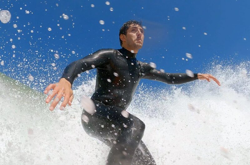 António Laureano surft die „Big Waves“ in Nazaré. – Bild: Kinescope Film/​Frederik Klose-Gerlich