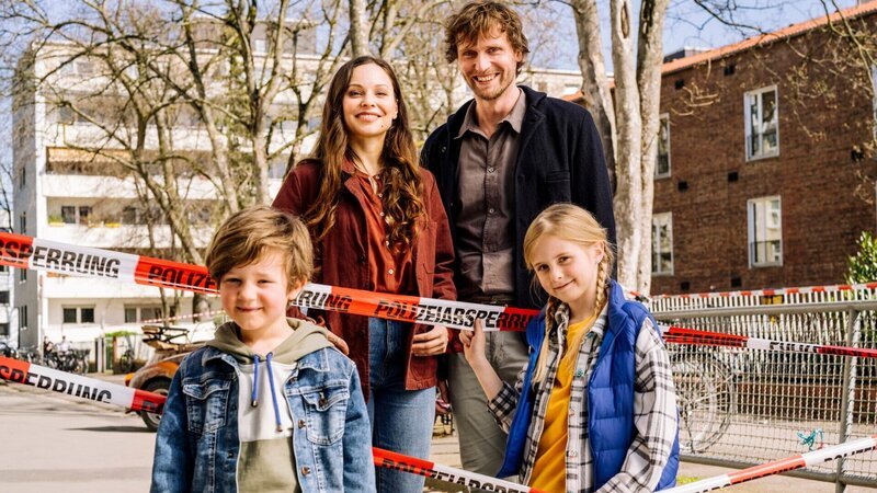 Singlemann mit Tochter trifft Alleinerziehende mit Sohn: Philipp (Ulrich Friedrich Brandhoff, re.) mit Tochter Miriam (Mia Grace Herold, re. unten) und Frederike (Mina Tander, li.) mit Sohn Fritz (William Vonnemann, li. unten) bilden eine Notgemeinschaft. – Bild: 3sat