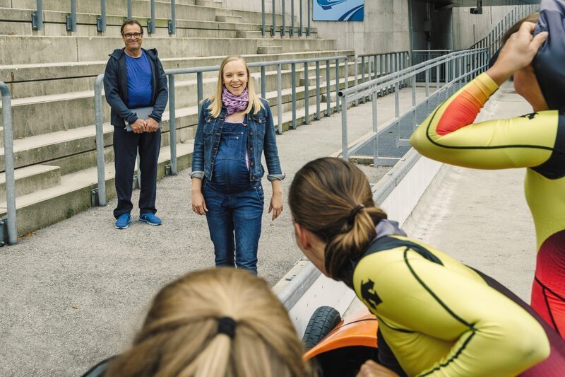 Sandra Werner (Judith Neumann, M.) war selber Bobfahrerin. Noch immer hängt sie sehr an dem Sport und überlegt, das Angebot von Stefan Lentenmaier (Joachim Raaf), das Frauenteam zu trainieren, anzunehmen. – Bild: ZDF und Hendrik Heiden