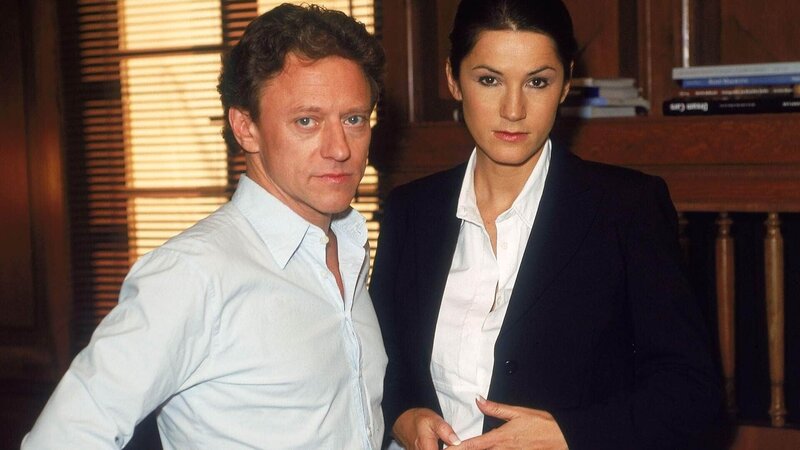 Der Doppelmord in einer Villa scheint auf das Konto des geflohenen Serienkillers Helmut Rieger zu gehen. Doch dieser widerspricht sich so in seinen Aussagen, dass auch den Staatsanwälten Kampen (Axel Pape) und Sturm (Mariella Ahrens) Zweifel an seiner Schuld kommen … – Bild: MG RTL D