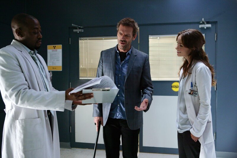 Ein Zauberer, der einen Herzstillstand erlitten hat und zudem zahlreiche diffuse Symptome aufweist, wird ins Krankenhaus eingeliefert. House (Hugh Laurie, M.), Foreman (Omar Epps) und Dreizehn (Olivia Wilde) besprechen erste Untersuchungsergebnisse. – Bild: NBC Universal, Inc. /​ Adam Taylor