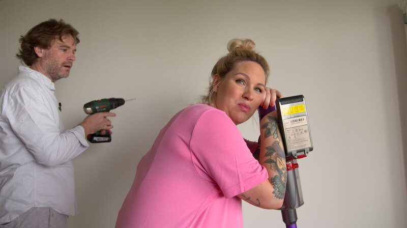 Evelyn Weigert und ihr Freund Alexander Samawicz stecken mitten im Umzugsstress. Kein gutes Timing, denn Evelyn ist hochschwanger. – Bild: NDR/​Leitwolf Filmproduktion GmbH/​Markus Lompa