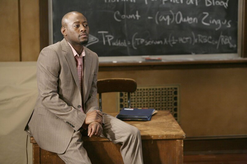 Ein drogensüchtiger Punkrocker leidet an äußerst merkwürdigen Symptomen. Dr. Eric Foreman (Omar Epps) und seine Kollegen versuchen, den Grund für die Krankheitszeichen herauszufinden … – Bild: NBC Universal, Inc. /​ Adam Taylor