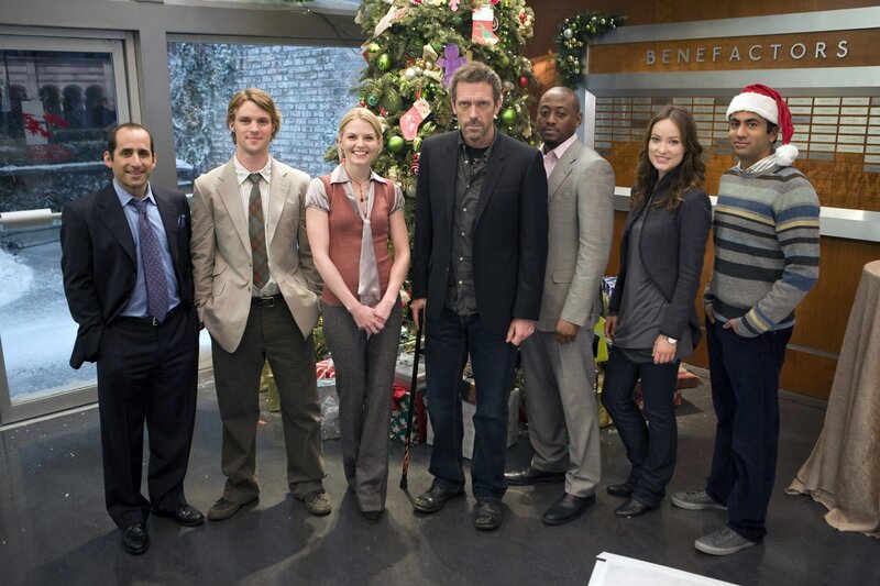 Das neue Team von Dr. House (Hugh Laurie, M.): Dr. Chris Taub (Peter Jacobson, l.), Dr. Robert Chase (Jesse Spencer, 2.v.l.), Dr. Allison Cameron (Jennifer Morrison, 3.v.l.), Dr. Eric Foreman (Omar Epps, 3.v.r.), Dr. Remy Hadley (Olivia Wilde, 2.v.r.) und Dr. Lawrence Kutner (Kal Penn, r.) – Bild: NBC Universal, Inc. /​ Adam Taylor