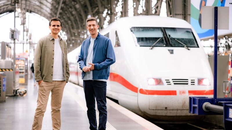 Stefan Uhl (l.) und Steffen Hallaschka +++ Die Verwendung des sendungsbezogenen Materials ist nur mit dem Hinweis und Verlinkung auf RTL+ gestattet. +++ – Bild: Leonine Studios /​ Sebastian Pruss /​ Was verdient Deutschland? Das große Gehaltsranking