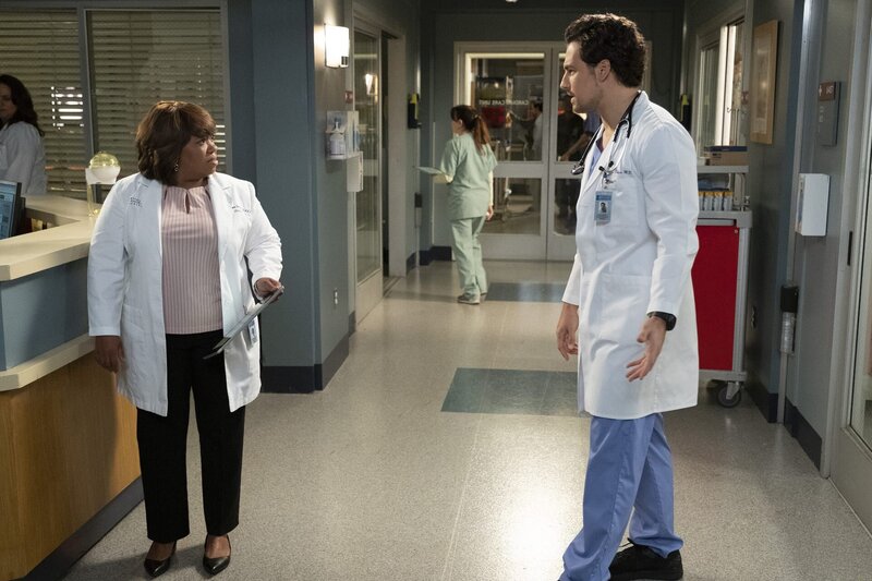Dr. Miranda Bailey (Chandra Wilson, l.); Dr. Andrew DeLuca (Giacomo Gianniotti, r.) – Bild: American Broadcasting Companies, Inc. /​ Jessica Brooks