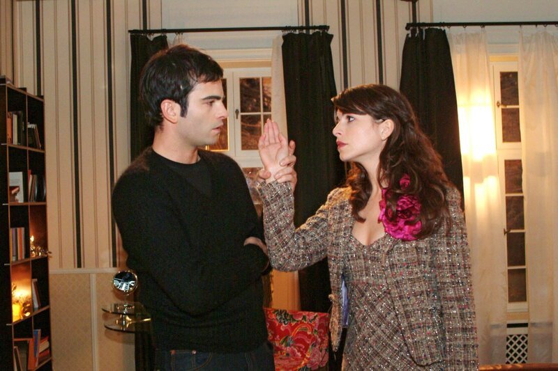 David (Mathis Künzler, l.) will nicht Mariella (Bianca Hein, r.) bemitleidet werden und entzieht sich ihrer Berührung. – Bild: SAT.1 /​ Monika Schürle Eigenproduktionsbild frei