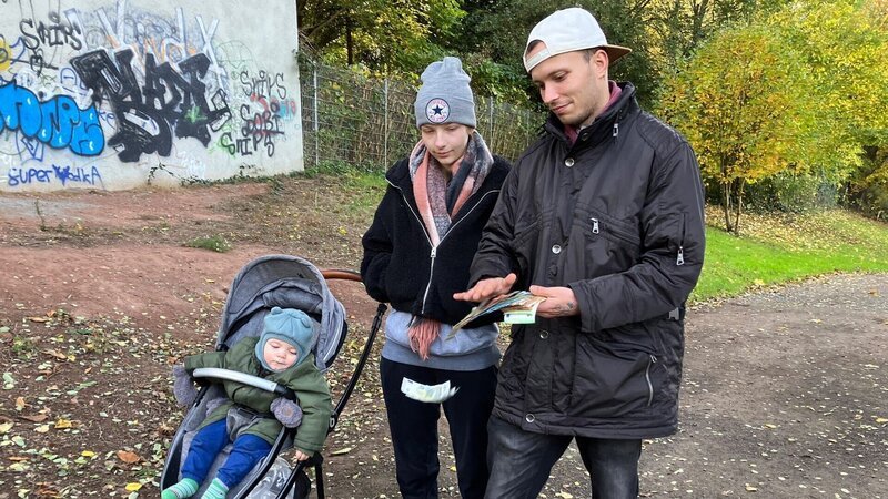Mike (25) und Angelique (20) leben von Bürgergeld und Arbeitslosengeld – ein Error im System! Doch die doppelte Einnahmequelle kommt vor allem dem einjährigen Sohn Louis zugute. – Bild: RTL Zwei