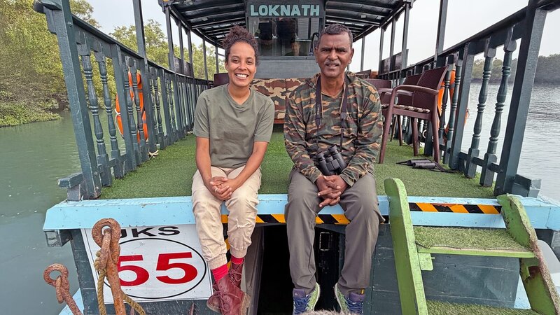 Tierreporterin Pia auf Bootssafari mit Wildhüter Anil – Bild: BR/​Text und Bild Medienproduktion GmbH & Co. KG/​Gerrit Mannes