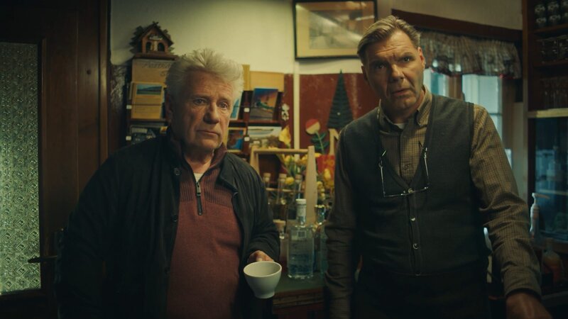 Markus Kircheiß (Jörg Schüttauf, l.) und Joachim Uhlmann (Max Hopp, r.) verbindet die gemeinsame Vergangenheit. – Bild: ZDF