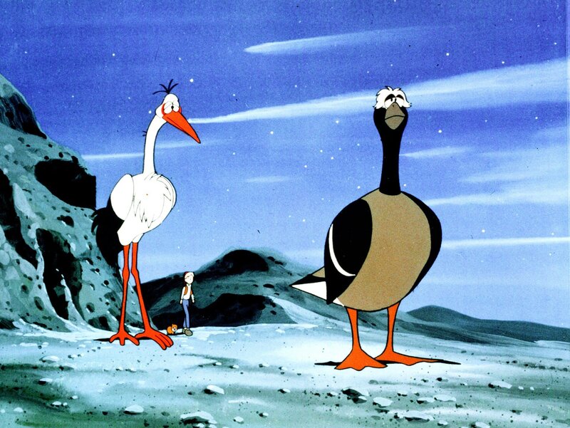 Schuldbewusst kehren Nils, Krümel und der Storch Ermenrich von ihrem ungenehmigten Ausflug zu Akka und ihrer Schar zurück. – Bild: ORF/​Apollo Filmverleih