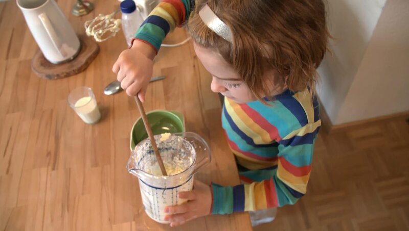 Wie man zu Hause selbst Butter herstellen kann, zeigt Jesse. – Bild: WDR