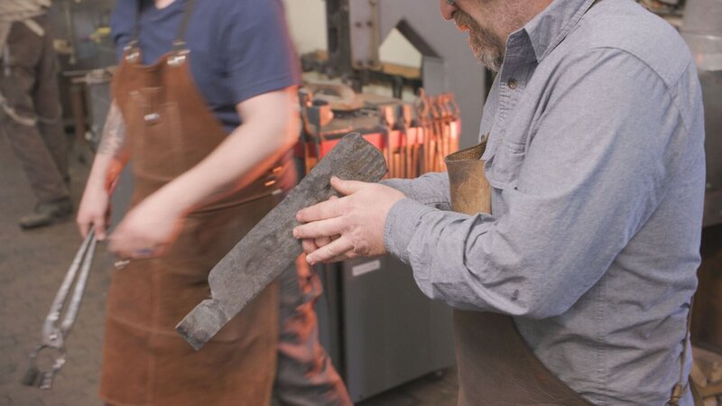 Ein Mann schaut auf eine Eisenklinge – Bild: THE HISTORY CHANNEL /​ A+E Networks