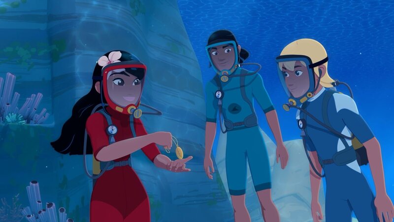 Timeti, Auru und Yann sind begeistert. Sie haben einen Schmuckanhänger geborgen, der lange im Meer verschollen war und Timetis Großmutter gehört. – Bild: ZDF