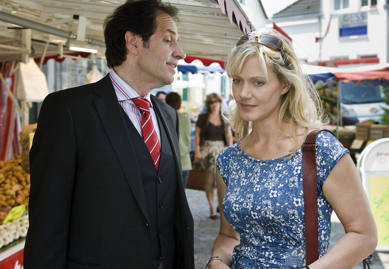 Gerichtspräsident Kästles (Helmfried von Lüttichau) flirtet mit Nike (Anna Schudt). – Bild: ARD Degeto/​Olaf R. Benold