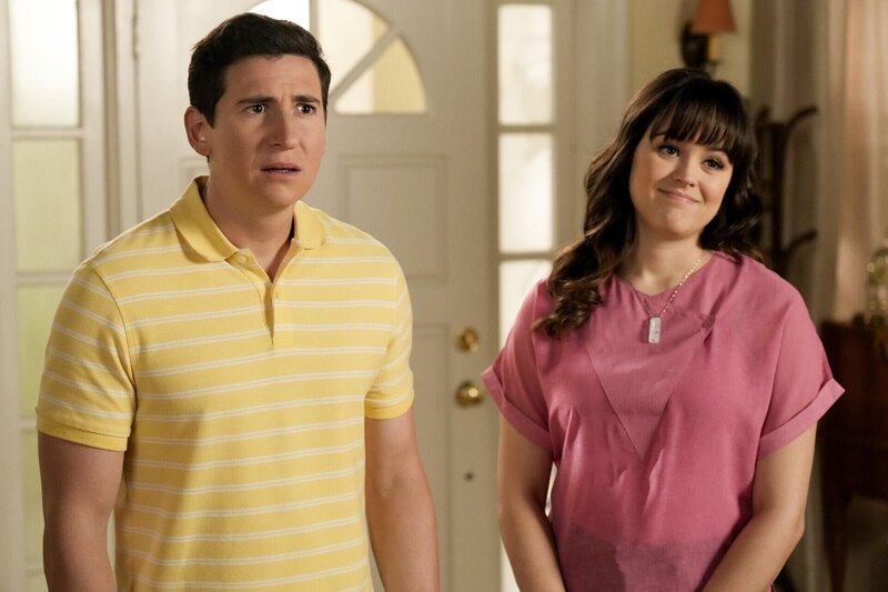 l-r: Geoff Schwartz (Sam Lerner), Erica Goldberg (Hayley Orrantia) – Bild: 2021 American Broadcasting Companies, Inc. All rights reserved. /​ Scott Everett White Lizenzbild frei