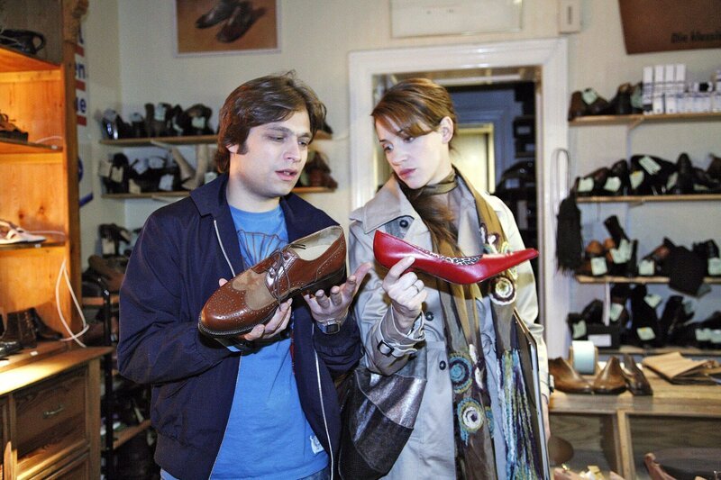 In Sachen Schuhgeschmack uneins: Bruno (Tim Sander, l.) und Nora (Julia Malik, r.) – Bild: SAT.1 /​ Monika Schürle