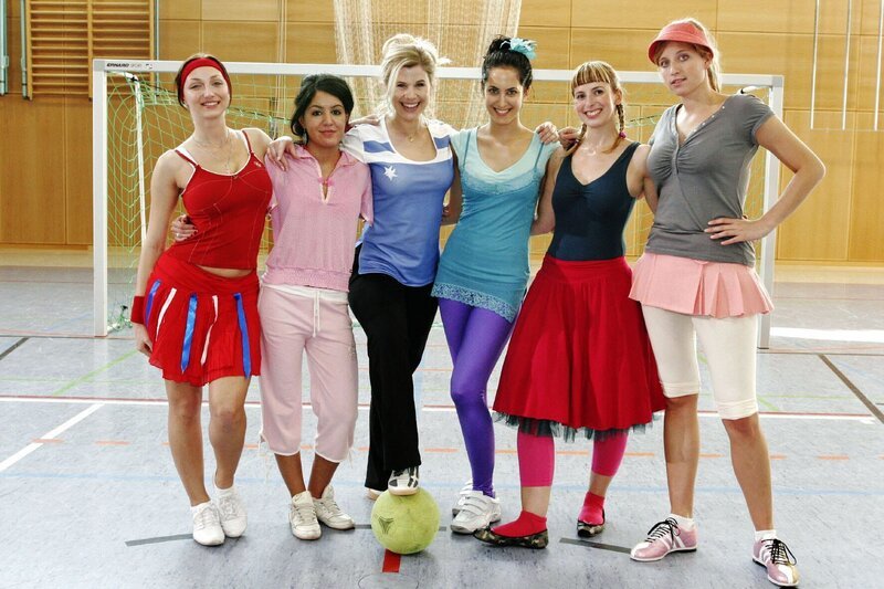 Doreen (Alexandra Seefisch, 3.v.l.) hat ein Frauen-Team auf die Beine gestellt und fordert die Herren zum Duell beim Soccercup heraus … – Bild: SAT.1 /​ Noreen Flynn