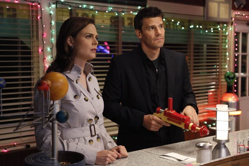 Die gefundene Leiche wurde nach Washinton ins Jeffersonian-Institut geschickt. Brennan (Emily Deschanel) und Booth (David Boreanaz) bleiben jedoch vor Ort, um die etwas schrulligen Wüstenbewohner zu befragen. – Bild: Copyright: Greg Gayne