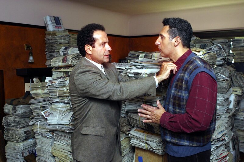 Bei dem Versöhnungsgespräch zwischen Monk (Tony Shaloub, l.) und seinem Bruder Ambrose (John Turturro) kommen viele alte Rechnungen zu Tage. – Bild: ORF (FS1/​FS2) /​ ORF1