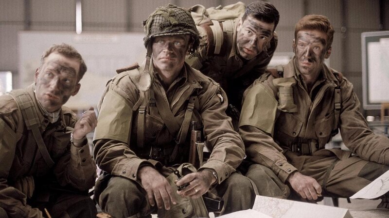 L-R: Harry F. Welsh (Rick Warden), Lynn D. (Buck) Compton (Neal McDonough), Lewis Nixon (Ron Livingston), Richard D. Winters (Damian Lewis) – Bild: Sky Channel