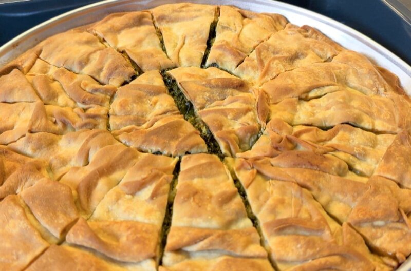 Spanakopita besteht aus hauchdünnem Teig, Feta sowie Spinat und wird in Griechenland an jeder Straßenecke verkauft. – Bild: Elephant Adventures