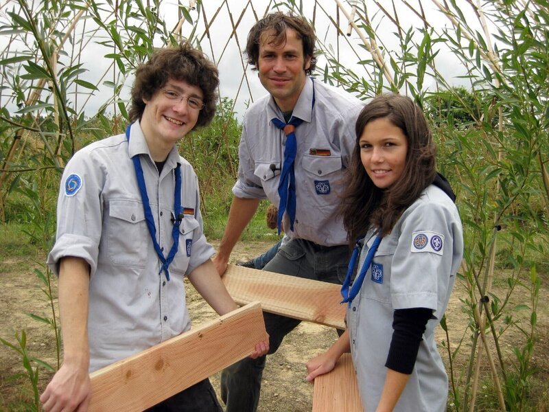 Nach dem riesigen Baumhaus-Projekt vor zwei Jahren plant Christian (M.) mit seinen Pfadfindern Jan und Laura ein neues Vorhaben: eine Hütte aus Weiden, die nur aus Bambusstäben und den Pflanzen selbst besteht. – Bild: RTL /​ Tokee bros./​MP /​ Staffel VI, Folge 12