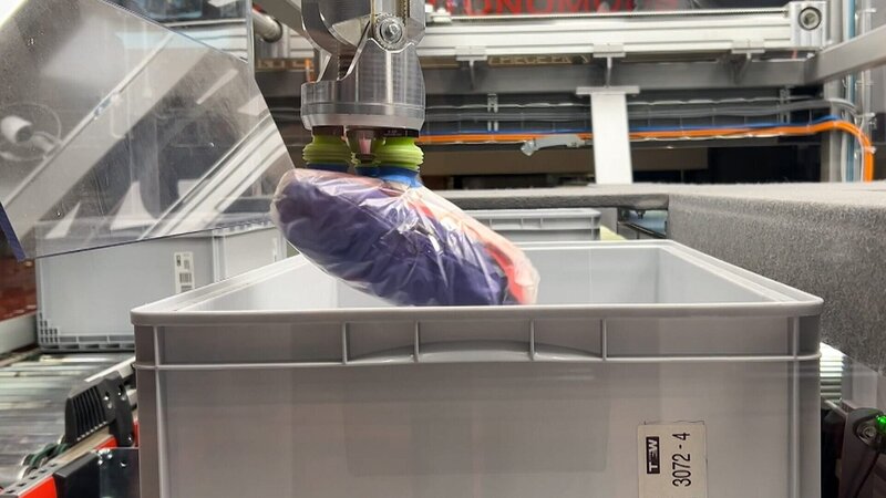 Ein Roboter – sieht überhaupt nicht menschlich aus. – Bild: ORF