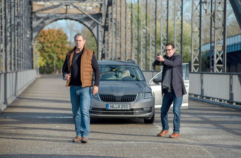 Können Finn (Sven Martinek, l.) und Lars (Ingo Naujoks, r.) die Situation auf der Autobrücke entschärfen? – Bild: ORF/​ONE GATE/​ARD/​Thorsten Jander