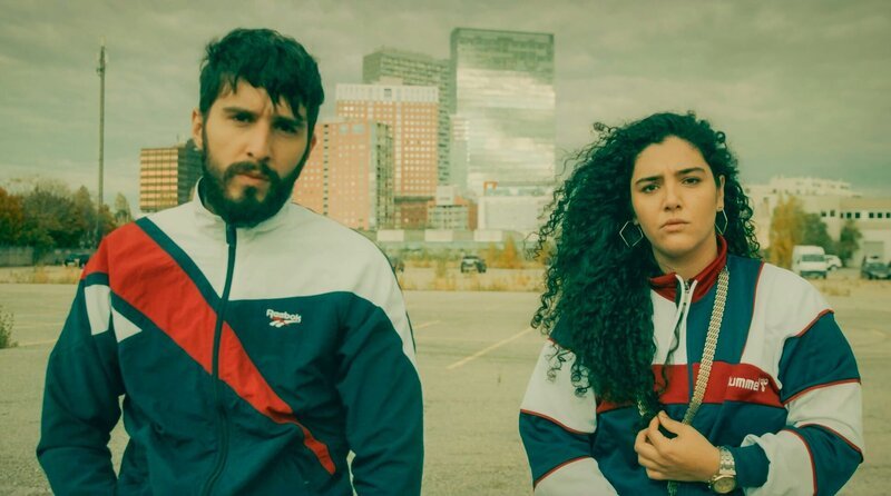 Enes (links) und Esra (rechts) Özmen von EsRAP. Weiteres Bildmaterial finden Sie unter www.br-foto.de. – Bild: Amou Fou Vienna GmbH/​Arte/​BR/​Fruitmarket Kultur und Medien GmbH