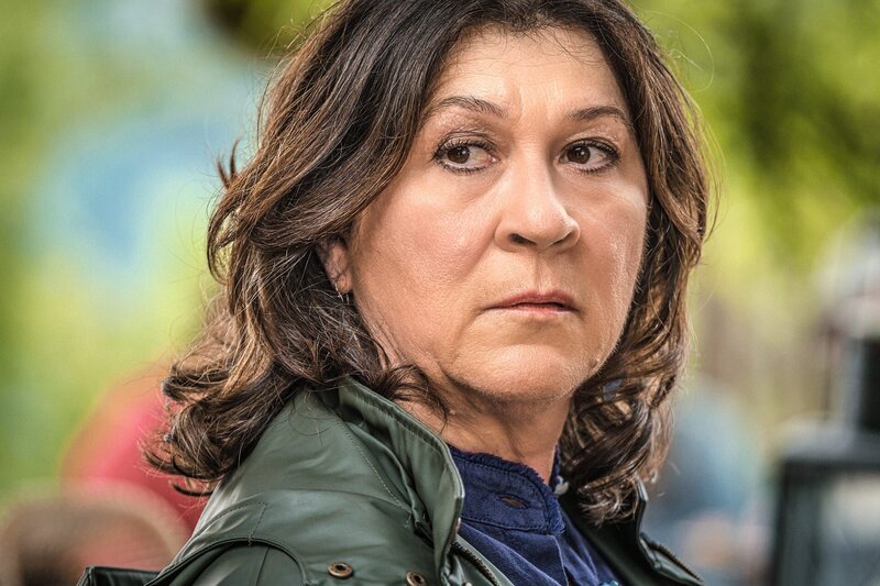 Hat Eva Lorenz (Eva Mattes) ihre Flohmarktartikel doch zu billig verkauft? – Bild: ZDF und Raymond Roemke
