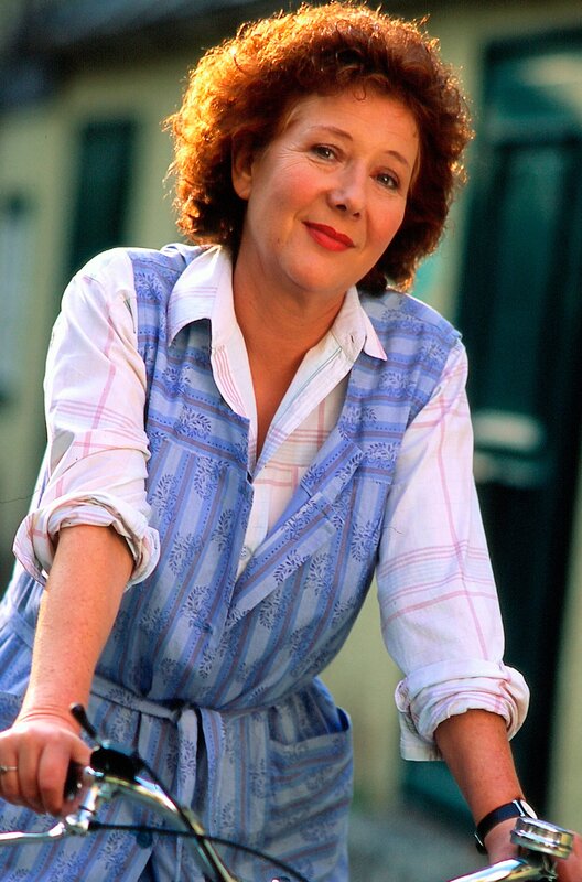 Veronika Fitz als die Hausmeisterin Martha Haslbeck. – Bild: BR/​Hans Seidenabel