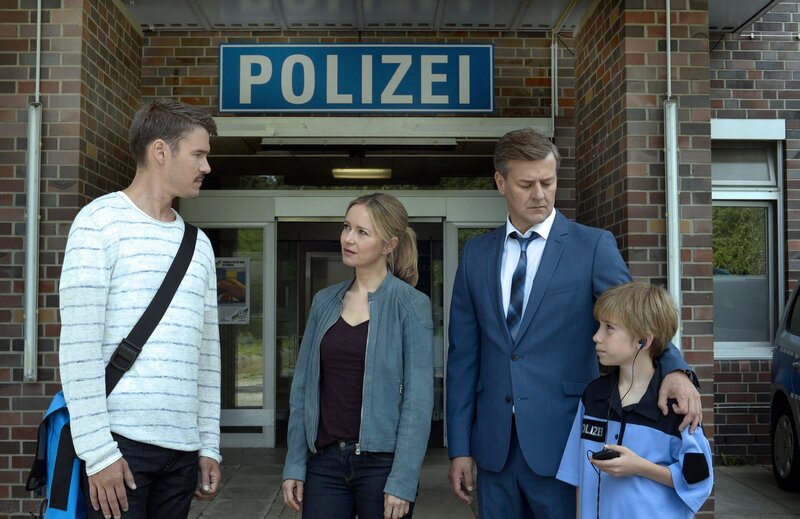 Kommissarin Linett Wachow (Stefanie Stappenbeck, 2.v.l.) kontaktiert einen Kinderpsychologen, Dennis Bodowski (Tilman Strauß, l.), der sich um den verstörten Finn Kubsch (Maaris Wemann, r.) kümmert. – Bild: ZDF