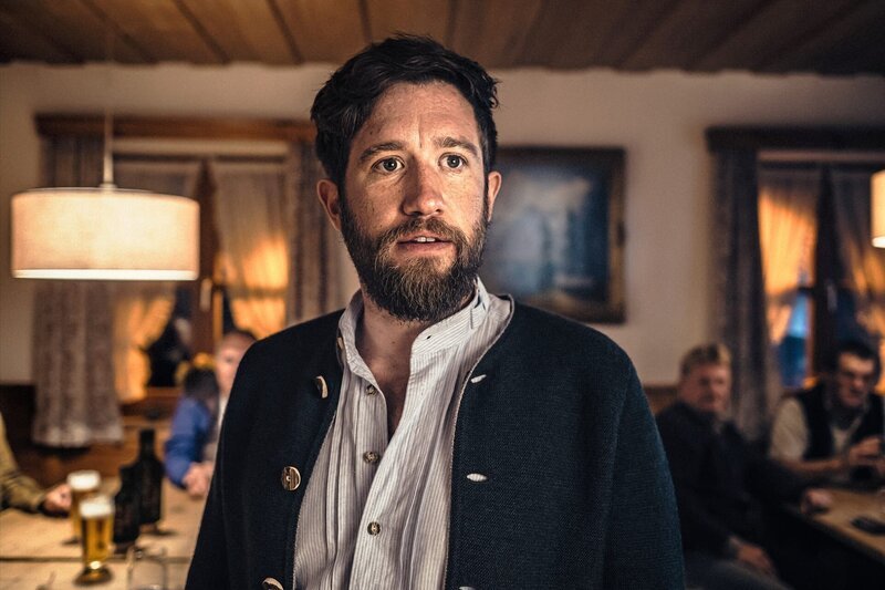 Schorschi Striebel (Sebastian Edtbauer) hat viele Ideen für Himmelsruh. Vielleicht sollte er sich als Bürgermeister zur Wahl stellen? – Bild: ZDF und Raymond Roemke