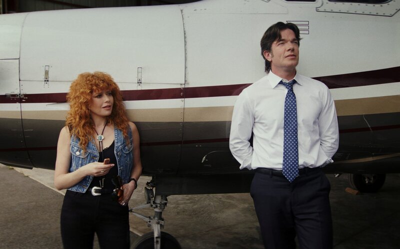 (l-r) Natasha Lyonne als Charlie Cale, John Mulaney als Special Agent Daniel Clyde Otis – Bild: PEACOCK