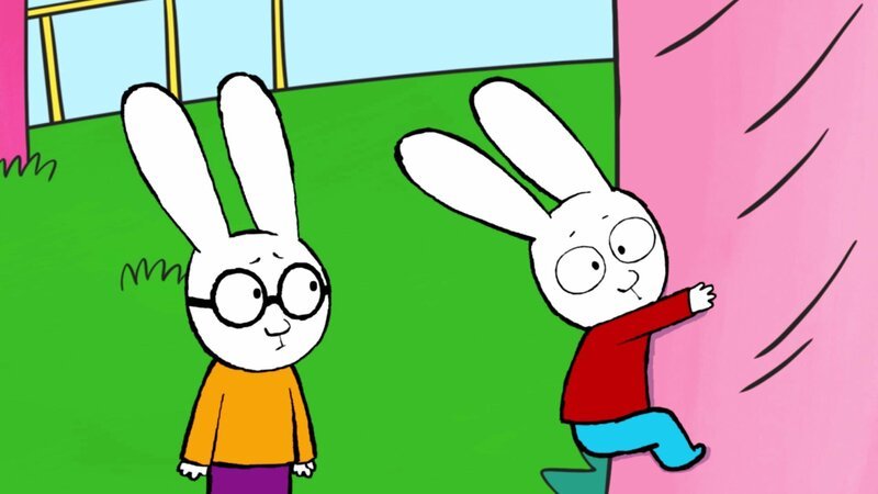 Als das Spielzeug-Ufo im Baum landet, versuchen Simon (r.) und Ferdinand (l.) es wieder herunterzuholen. Das ist aber gar nicht so leicht. – Bild: GO-N Productions 2020 /​ ZDF