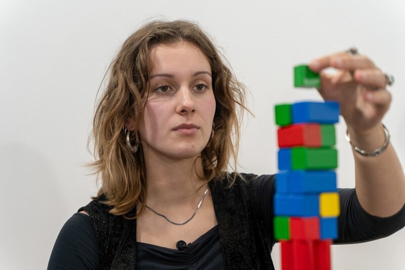 Macht uns Perfektionismus wirklich besser? Eine Studentin beim Wettbewerb um den höchsten Turm. – Bild: ZDF und Manuel Brem