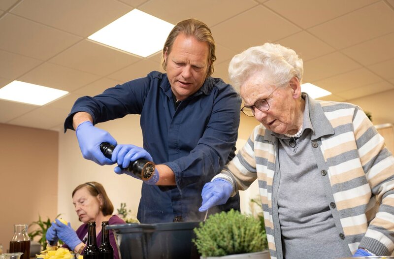 Seniorenresidenz Schalke in Gelsenkirchen: Björn Freitag mit Monika Stoltz (l) und Gerda Waldvogel (r). – Bild: WDR/​Solis TV/​Melanie Grande