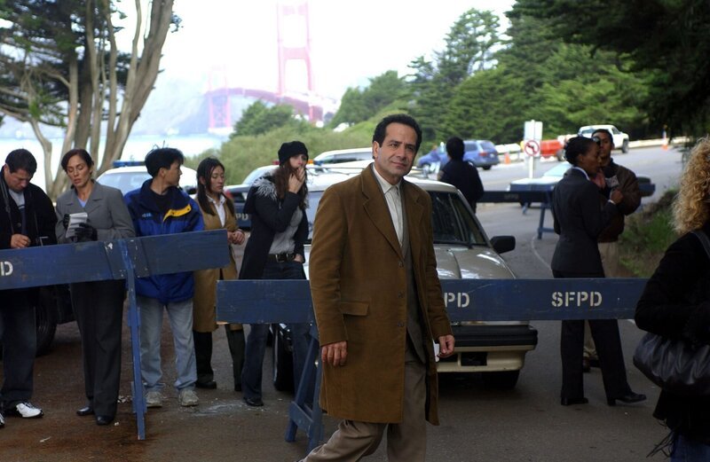 Monk (Tony Shalhoub) begutachtet einen Tatort … – Bild: ORF/​Universal/​David Moir