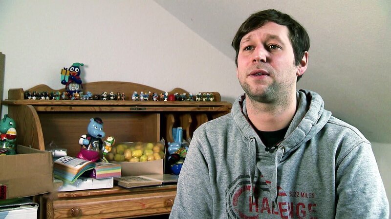 Björn (34) hat ein großes Problem: seine Sammelleidenschaft. – Bild: RTL II