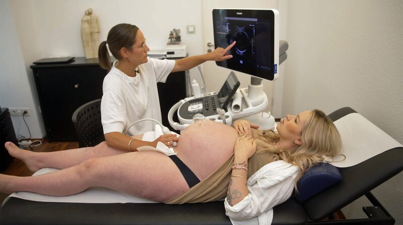 Evelyn Weigert, im dritten Trimester ihrer Schwangerschaft, wird von Gynäkologin Dr. med. Sandra Frischmann untersucht. – Bild: NDR/​Leitwolf Filmproduktion GmbH/​Markus Lompa
