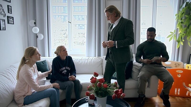 Ingo Lenßen (3.v.l.); Ben Handke (r.) – Bild: SAT.1