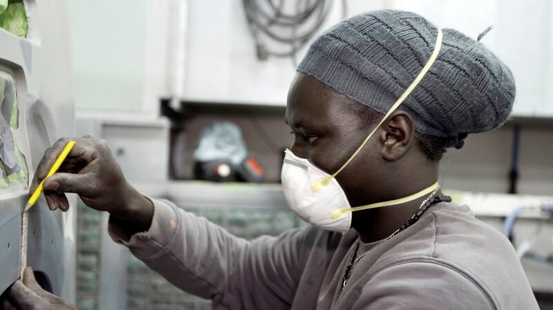 Geselle Babacar Faye bei Arbeit – Bild: WDR/​ECO Media
