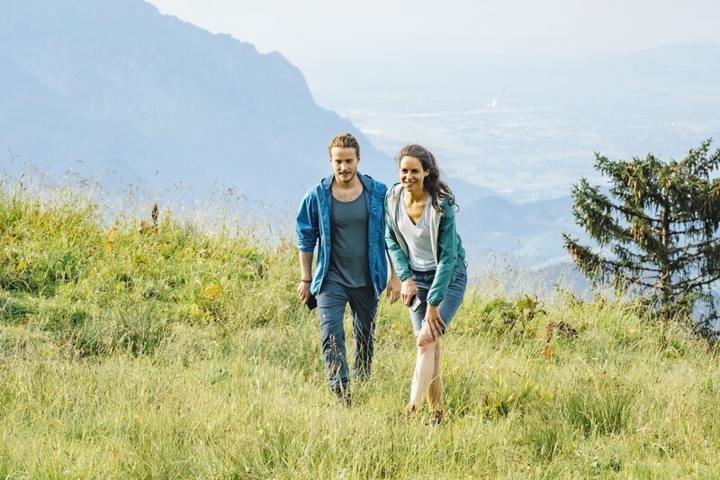 Marlon Schubert (Nicolas Wolf) hat seinen Schwarm Julia Obermeier (Liane Forestieri) zum Geocaching überredet. – Bild: Hendrik Heiden /​ ZDF