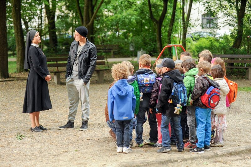 Schwester Hanna (Janina Hartwig) versucht Tom zu übereden die Kündigung im Kindergarten zurückzunehmen. Kevin (Lukas B. Amberger) soll zeigen, wie leicht es ist mit Kindern umzugehen. – Bild: ORF/​Kineos/​ARD/​Barbara Bauriedl